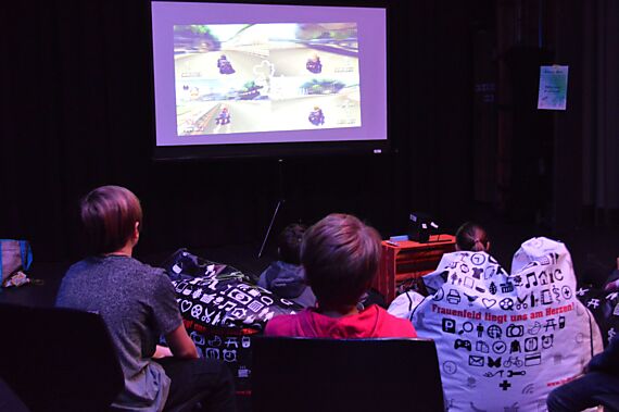 Kinder spielen Mario Kart auf der Playstation