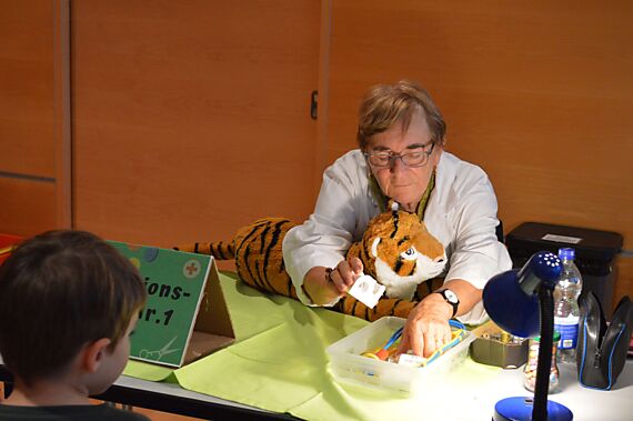 Am Operationstisch Nummer 1 wird ein Tiger genäht