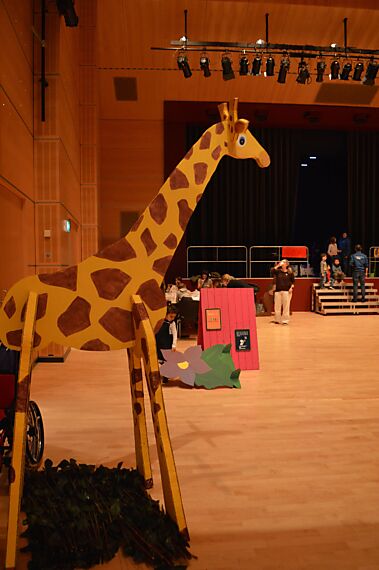 Eine Deko-Giraffe ziert den Saal im Casino