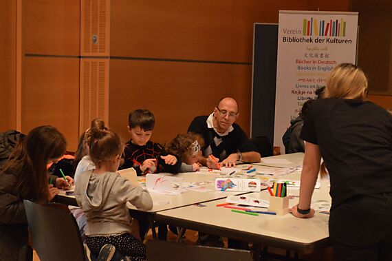 Stand des Vereins Bibliothek der Kulturen mit Ausmalmöglichkeiten